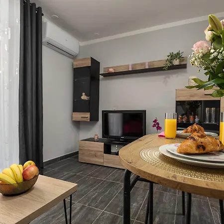 Nina, 200m From The Old Town Of Apartman *