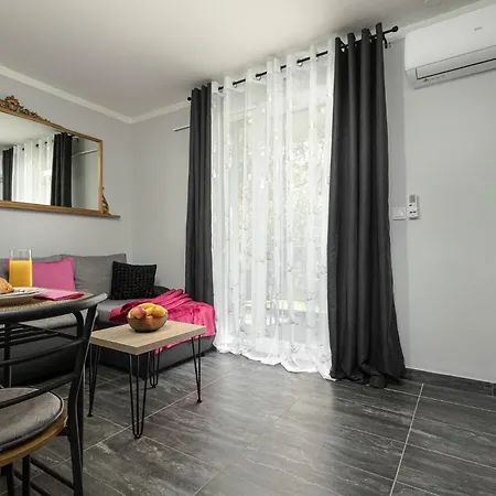 Apartment Nina, 200m From The Old Town Of