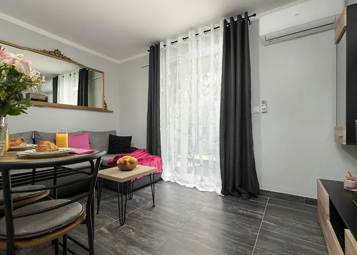 Апартаменты Nina, 200m From The Old Town Of