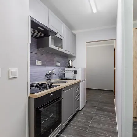Daire Nina, 200m From The Old Town Of