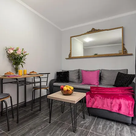 Apartment Nina, 200m From The Old Town Of *